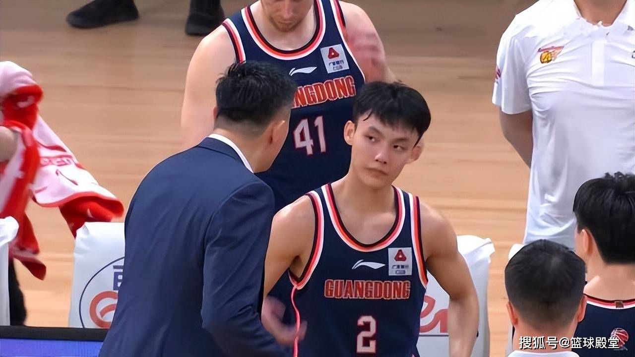 活塞惨遭25连败距历史最长连败纪录仅差1场今日NBA常规赛，活塞111-119主场不敌八人缺战的爵士，惨遭25连败。